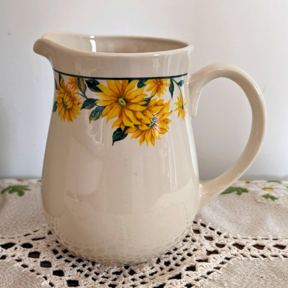 🏠Thomson Pottery Sunflower 64 Oz Pitcher